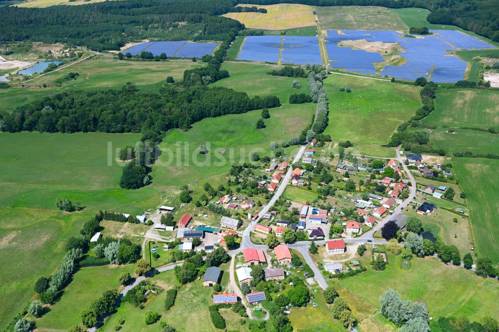 Baumgarten aus der Vogelperspektive: Dorfkern am Feldrand in Baumgarten im Bundesland Mecklenburg-Vorpommern, Deutschland