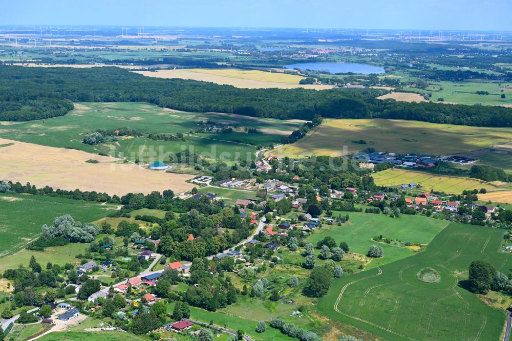 Luftaufnahme Baumgarten - Dorfkern am Feldrand in Baumgarten im Bundesland Mecklenburg-Vorpommern, Deutschland