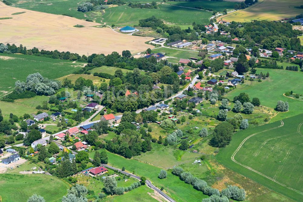 Baumgarten von oben - Dorfkern am Feldrand in Baumgarten im Bundesland Mecklenburg-Vorpommern, Deutschland