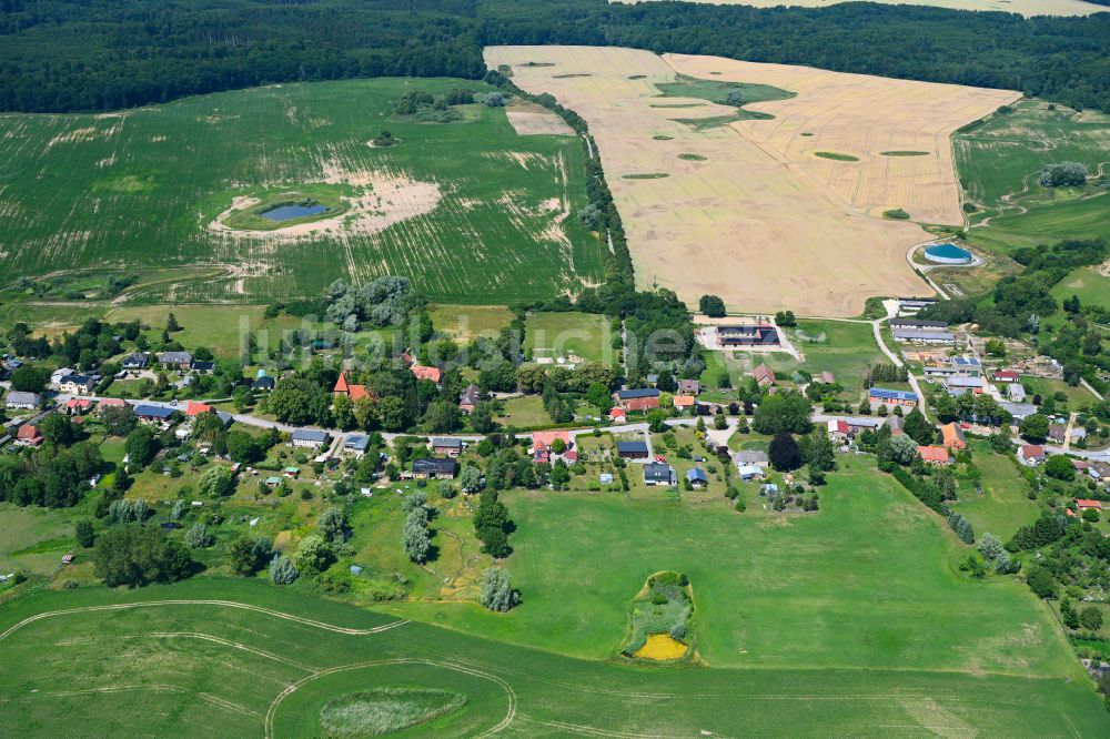 Baumgarten aus der Vogelperspektive: Dorfkern am Feldrand in Baumgarten im Bundesland Mecklenburg-Vorpommern, Deutschland