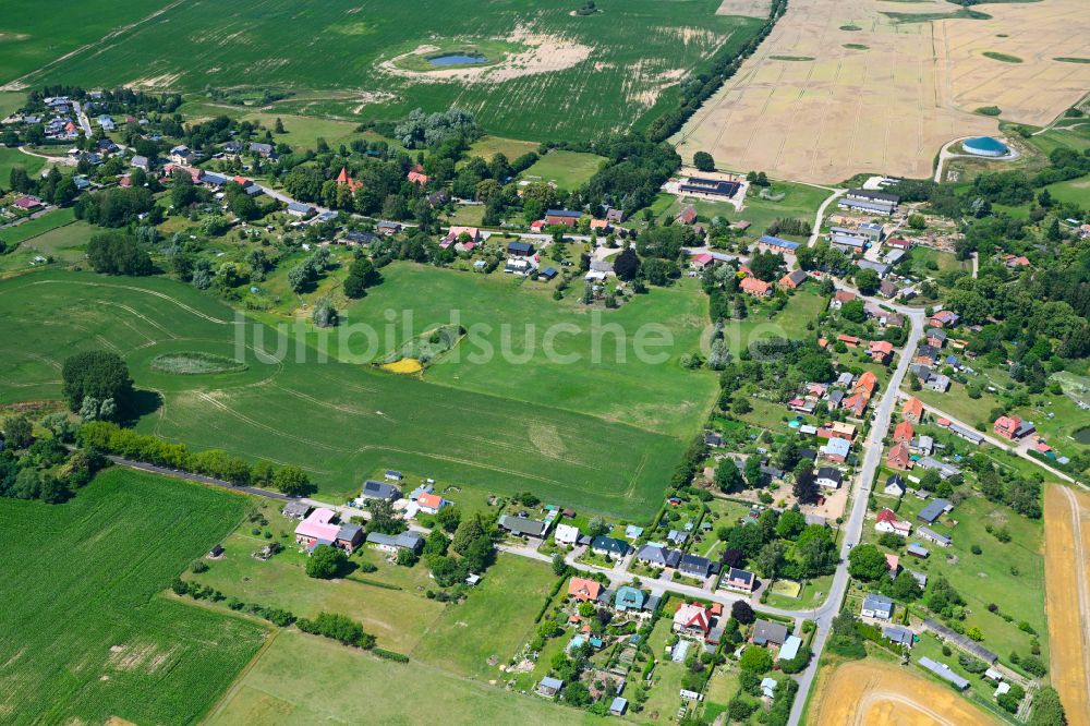 Luftaufnahme Baumgarten - Dorfkern am Feldrand in Baumgarten im Bundesland Mecklenburg-Vorpommern, Deutschland