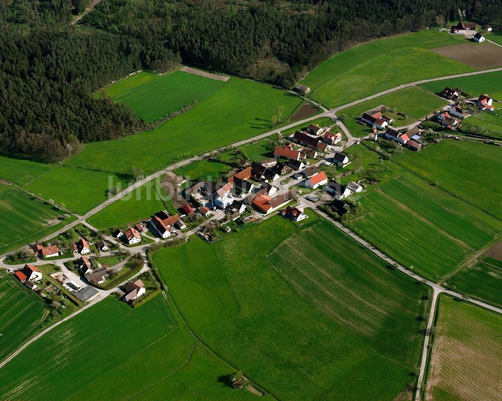 Rös aus der Vogelperspektive: Dorfkern am Feldrand in Rös im Bundesland Bayern, Deutschland