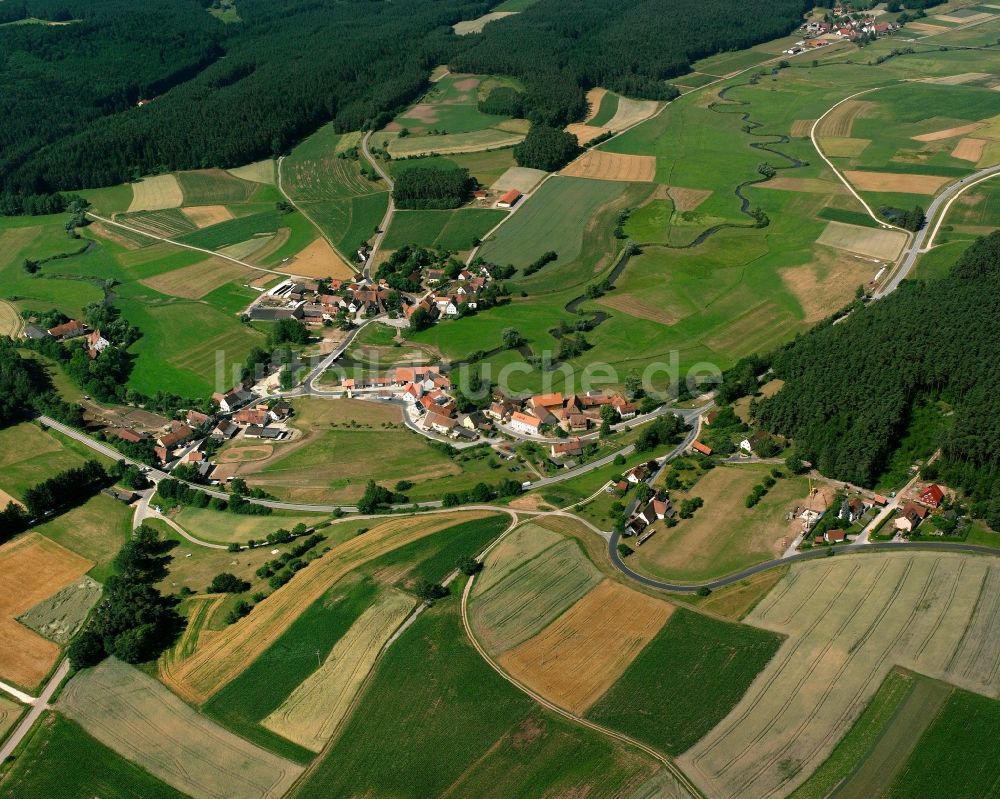 Bechhofen aus der Vogelperspektive: Dorfkern am Feldrand in Bechhofen im Bundesland Bayern, Deutschland