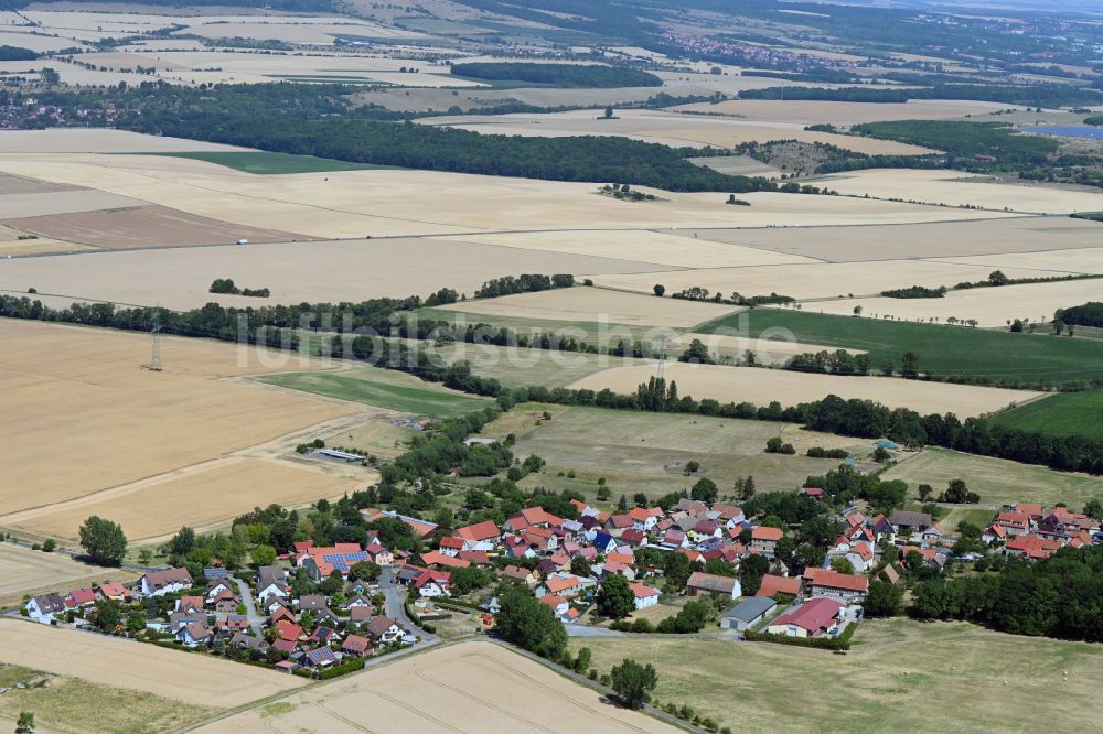 Bechstedtstraß von oben - Dorfkern am Feldrand in Bechstedtstraß im Bundesland Thüringen, Deutschland