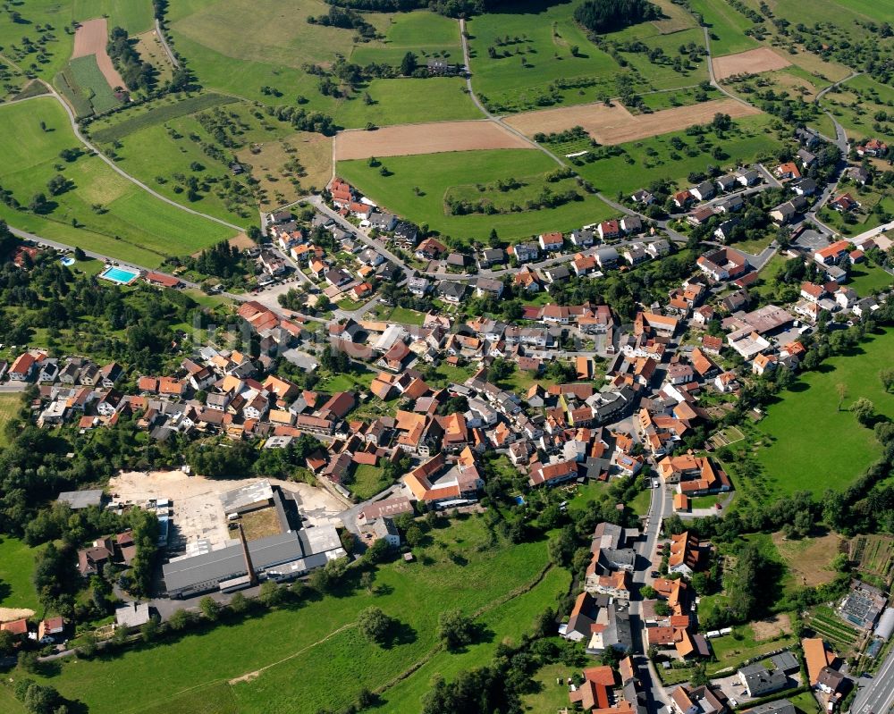 Beerfurth aus der Vogelperspektive: Dorfkern am Feldrand in Beerfurth im Bundesland Hessen, Deutschland