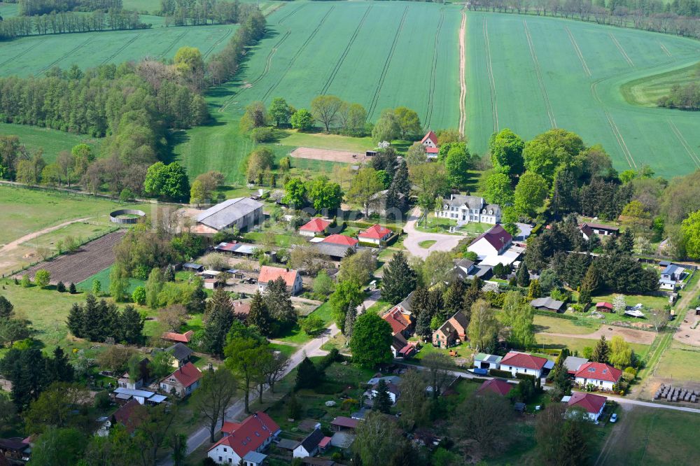 Beetz aus der Vogelperspektive: Dorfkern am Feldrand in Beetz im Bundesland Brandenburg, Deutschland