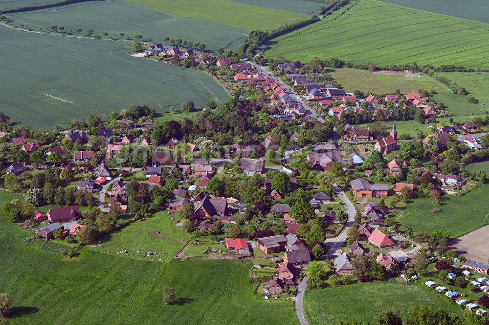 Luftbild Behlendorf - Dorfkern am Feldrand in Behlendorf im Bundesland Schleswig-Holstein, Deutschland