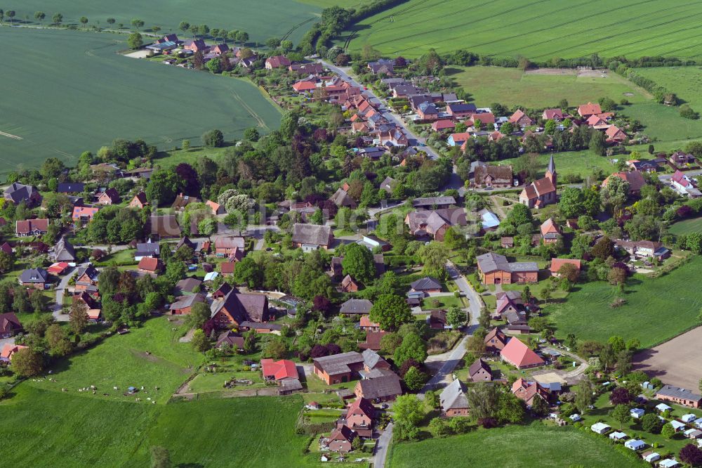 Luftaufnahme Behlendorf - Dorfkern am Feldrand in Behlendorf im Bundesland Schleswig-Holstein, Deutschland