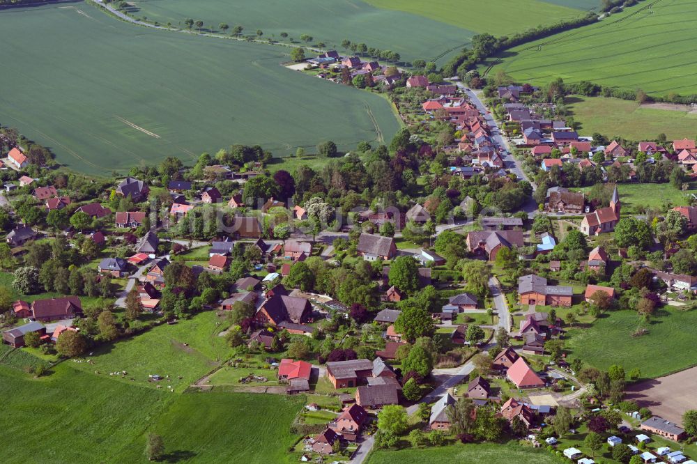 Behlendorf von oben - Dorfkern am Feldrand in Behlendorf im Bundesland Schleswig-Holstein, Deutschland