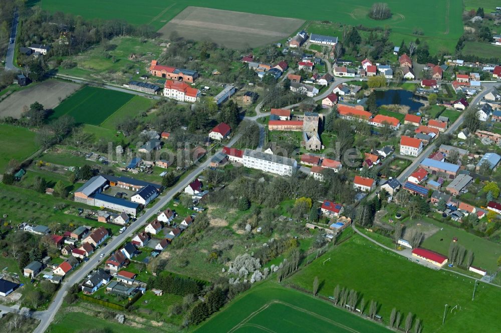 Luftbild Beiersdorf-Freudenberg - Dorfkern am Feldrand in Beiersdorf-Freudenberg im Bundesland Brandenburg, Deutschland