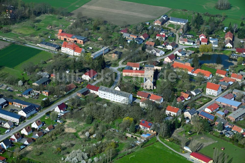 Luftaufnahme Beiersdorf-Freudenberg - Dorfkern am Feldrand in Beiersdorf-Freudenberg im Bundesland Brandenburg, Deutschland