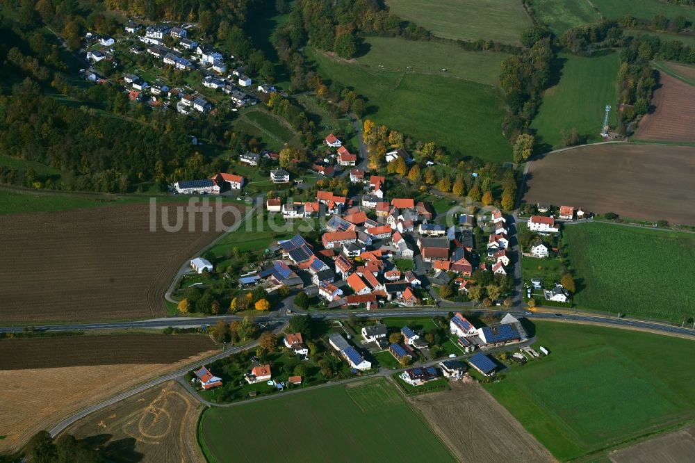 Beiershausen aus der Vogelperspektive: Dorfkern am Feldrand in Beiershausen im Bundesland Hessen, Deutschland