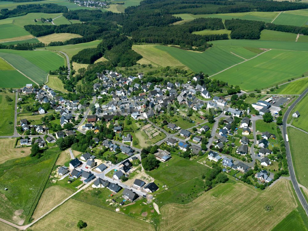 Bell (Hunsrück) aus der Vogelperspektive: Dorfkern am Feldrand in Bell (Hunsrück) im Bundesland Rheinland-Pfalz, Deutschland