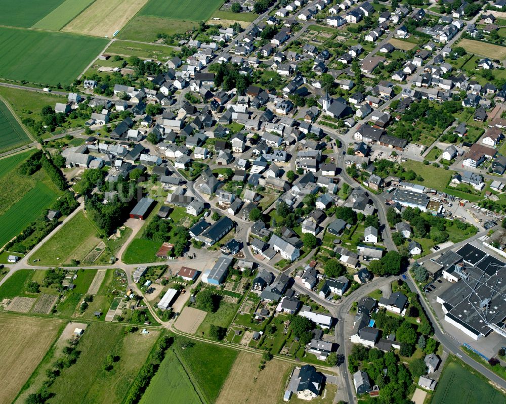 Beltheim von oben - Dorfkern am Feldrand in Beltheim im Bundesland Rheinland-Pfalz, Deutschland