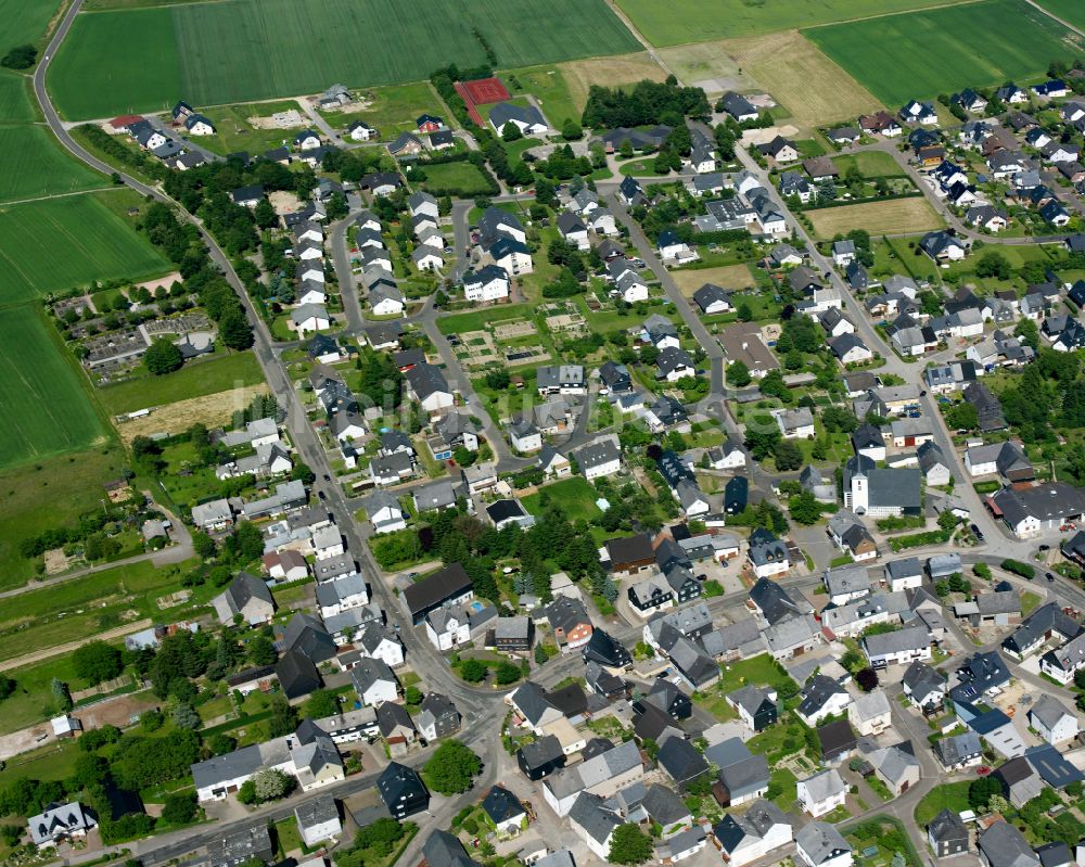 Beltheim aus der Vogelperspektive: Dorfkern am Feldrand in Beltheim im Bundesland Rheinland-Pfalz, Deutschland