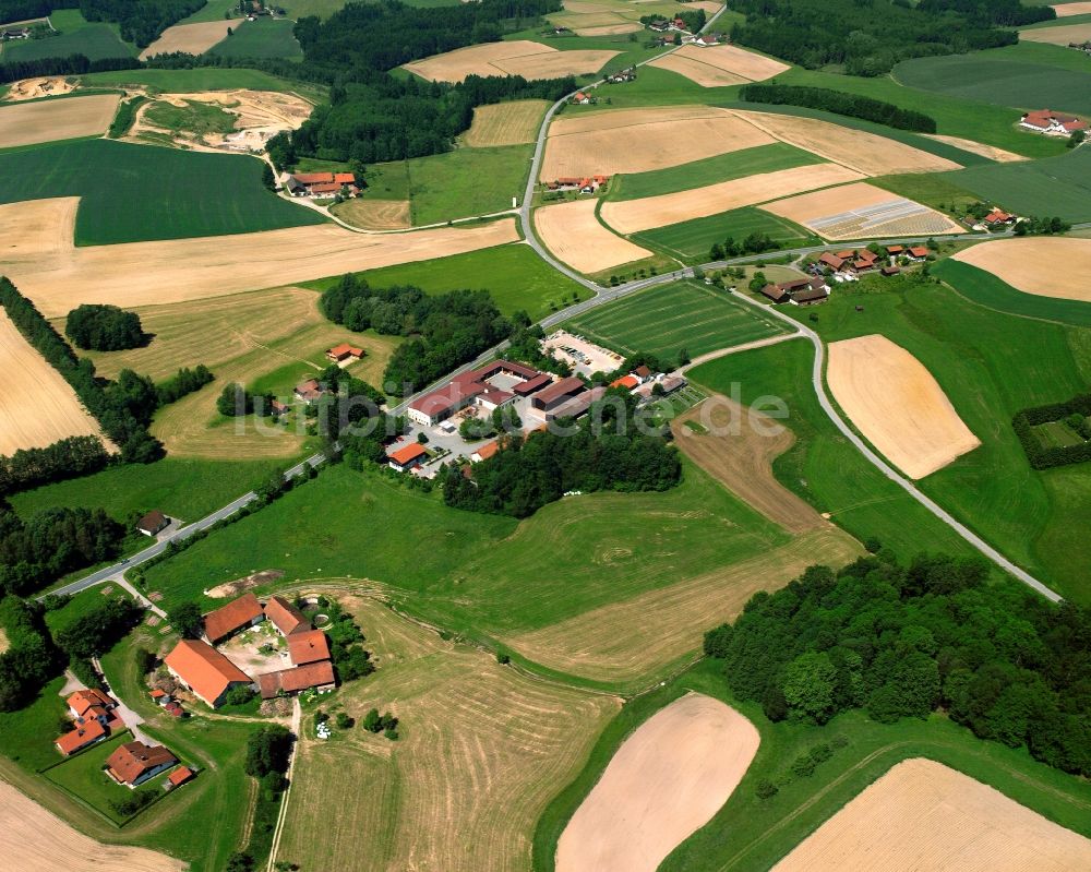 Benk von oben - Dorfkern am Feldrand in Benk im Bundesland Bayern, Deutschland