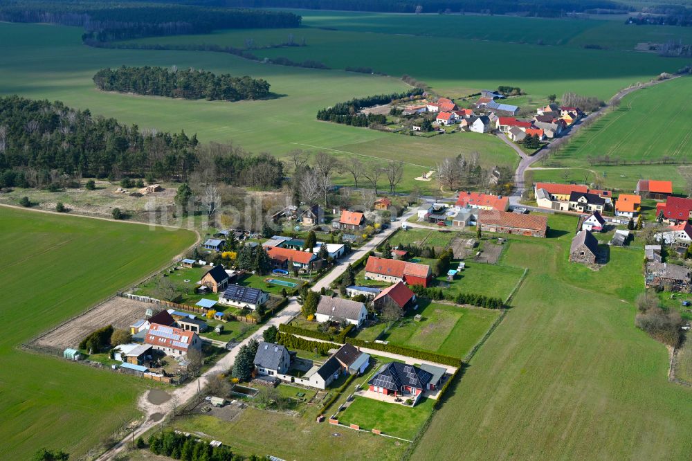 Benken von oben - Dorfkern am Feldrand in Benken im Bundesland Brandenburg, Deutschland