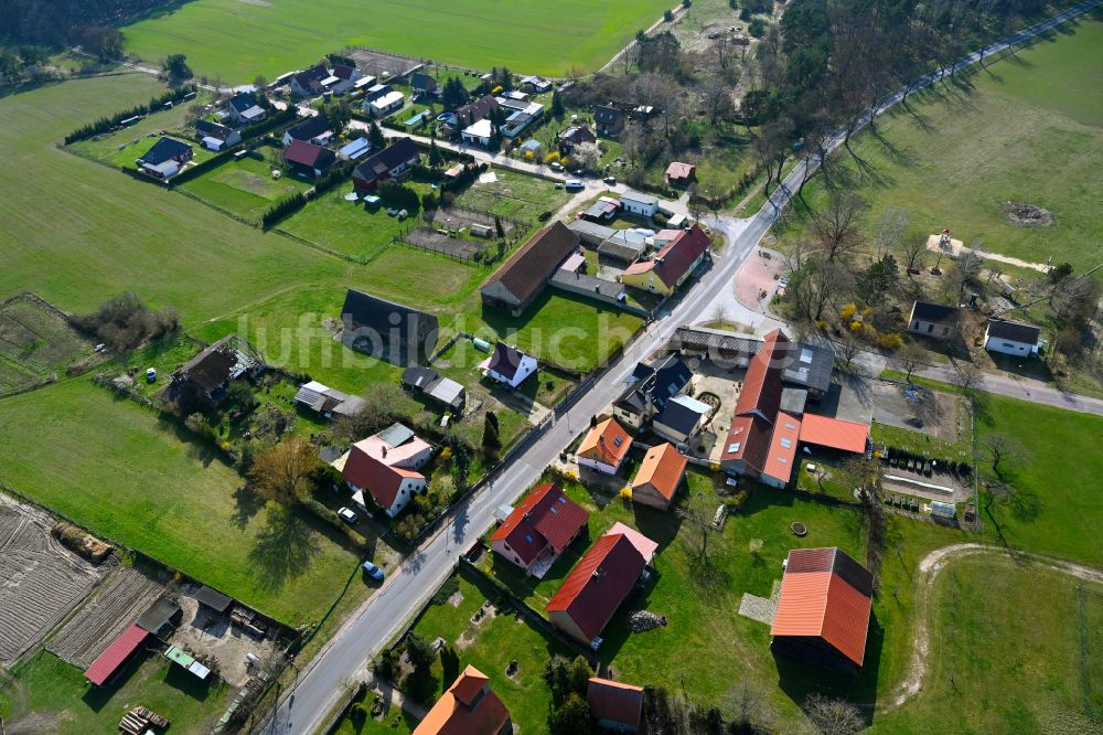 Benken aus der Vogelperspektive: Dorfkern am Feldrand in Benken im Bundesland Brandenburg, Deutschland