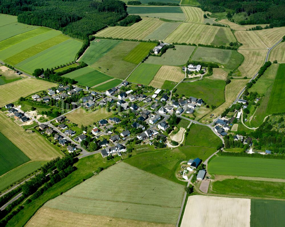 Benzweiler aus der Vogelperspektive: Dorfkern am Feldrand in Benzweiler im Bundesland Rheinland-Pfalz, Deutschland