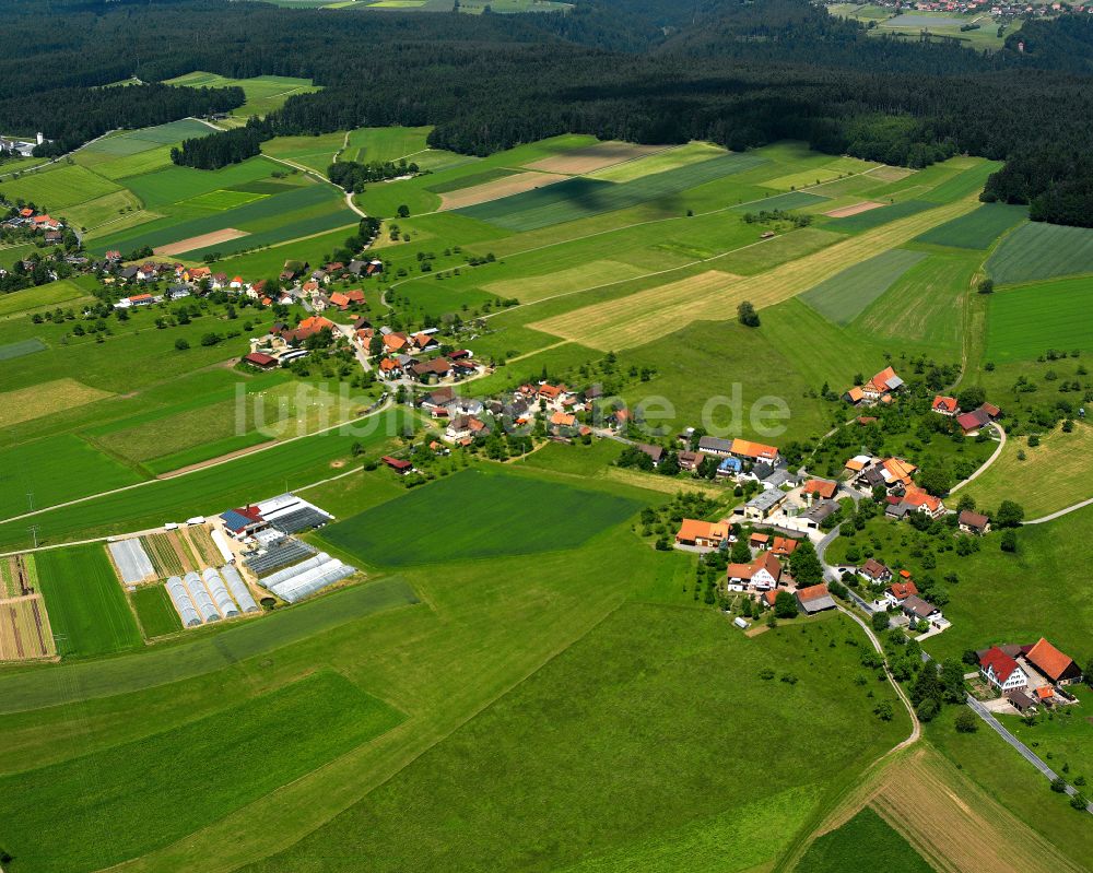 Überberg aus der Vogelperspektive: Dorfkern am Feldrand in Überberg im Bundesland Baden-Württemberg, Deutschland