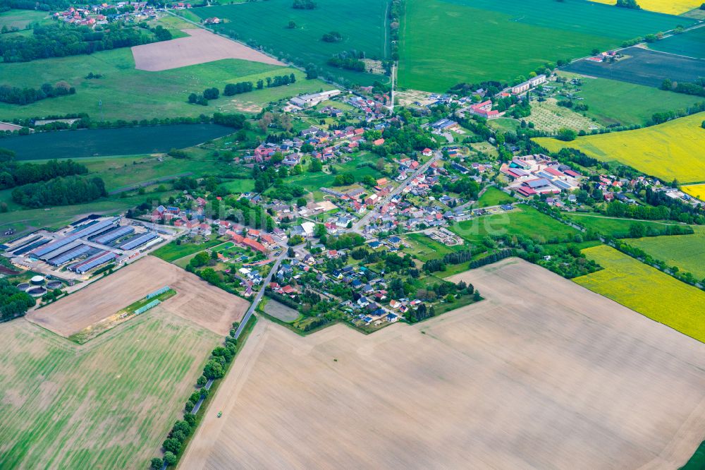 Berge von oben - Dorfkern am Feldrand in Berge im Bundesland Brandenburg, Deutschland