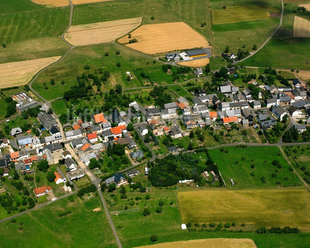 Luftaufnahme Bergen - Dorfkern am Feldrand in Bergen im Bundesland Rheinland-Pfalz, Deutschland