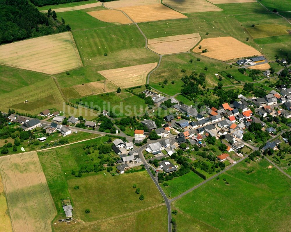 Bergen von oben - Dorfkern am Feldrand in Bergen im Bundesland Rheinland-Pfalz, Deutschland