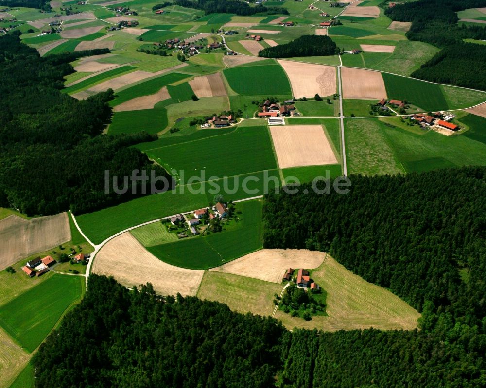 Luftaufnahme Bergham - Dorfkern am Feldrand in Bergham im Bundesland Bayern, Deutschland