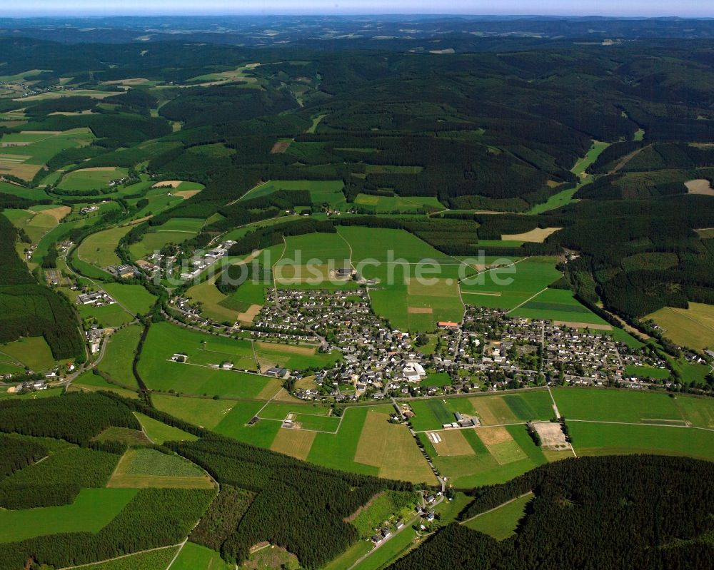 Berghausen von oben - Dorfkern am Feldrand in Berghausen im Bundesland Nordrhein-Westfalen, Deutschland