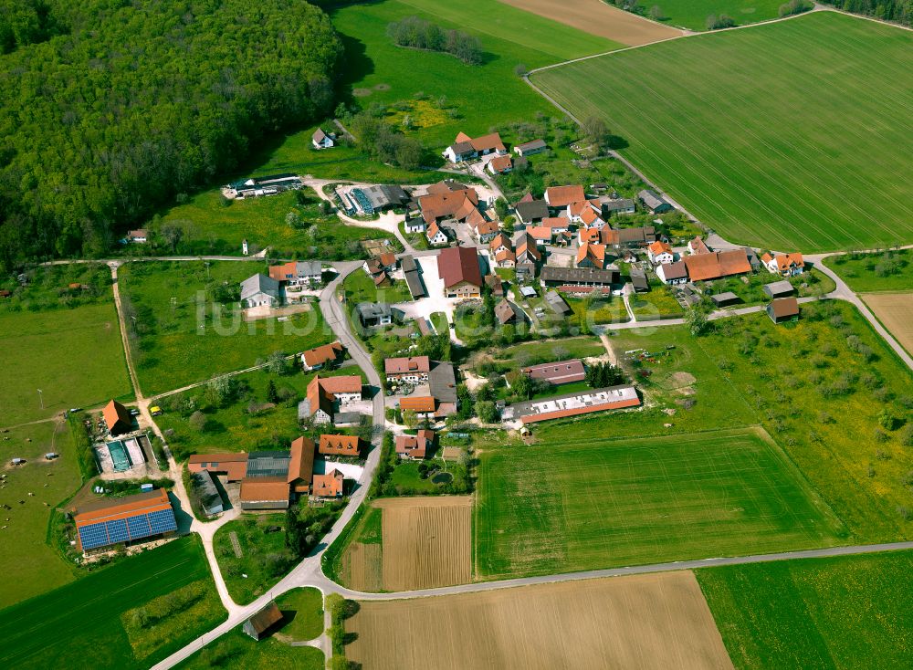 Berghülen von oben - Dorfkern am Feldrand in Berghülen im Bundesland Baden-Württemberg, Deutschland