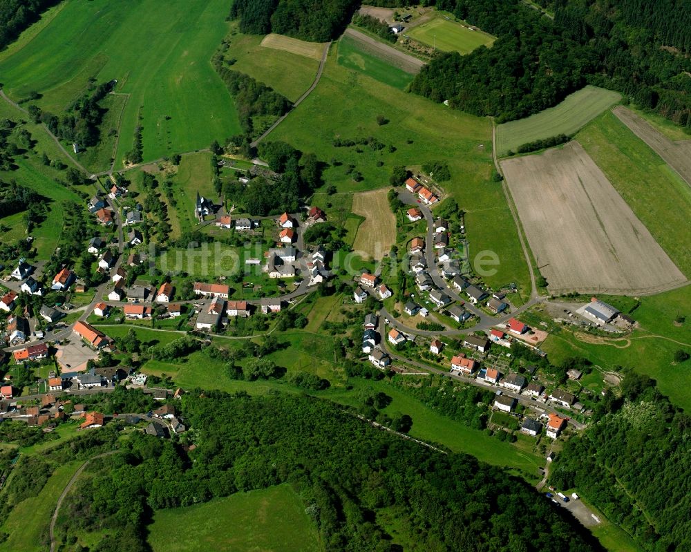 Luftaufnahme Berglangenbach - Dorfkern am Feldrand in Berglangenbach im Bundesland Rheinland-Pfalz, Deutschland