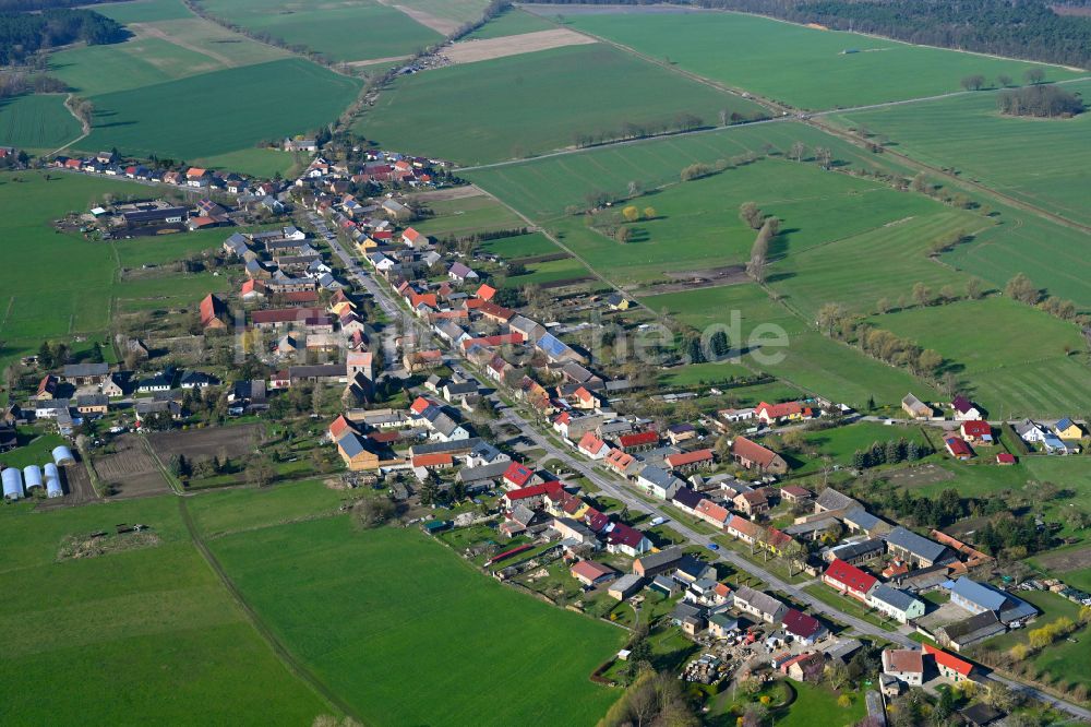 Luftbild Bergsdorf - Dorfkern am Feldrand in Bergsdorf im Bundesland Brandenburg, Deutschland