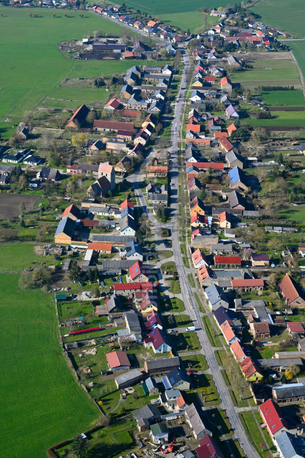 Luftaufnahme Bergsdorf - Dorfkern am Feldrand in Bergsdorf im Bundesland Brandenburg, Deutschland