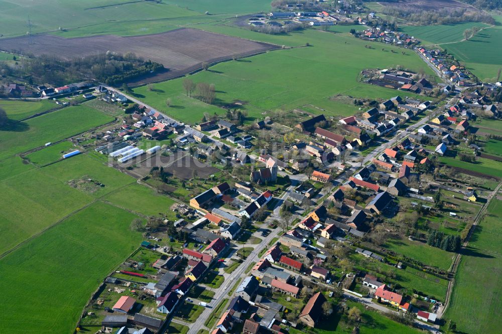 Bergsdorf aus der Vogelperspektive: Dorfkern am Feldrand in Bergsdorf im Bundesland Brandenburg, Deutschland