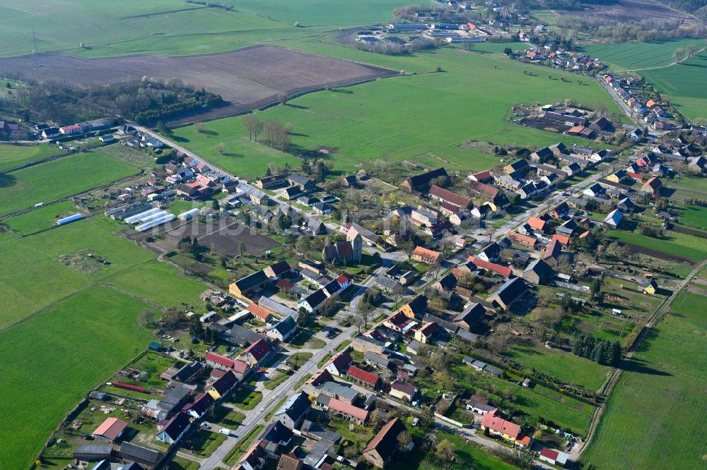 Luftbild Bergsdorf - Dorfkern am Feldrand in Bergsdorf im Bundesland Brandenburg, Deutschland