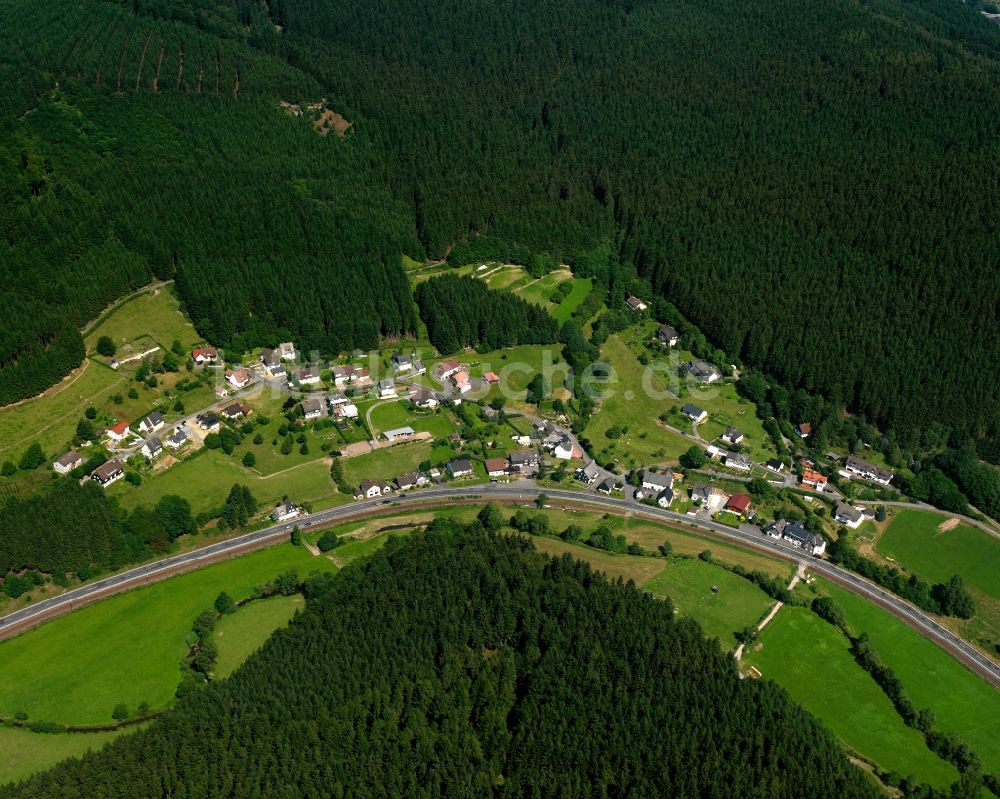 Luftaufnahme Bermershausen - Dorfkern am Feldrand in Bermershausen im Bundesland Nordrhein-Westfalen, Deutschland