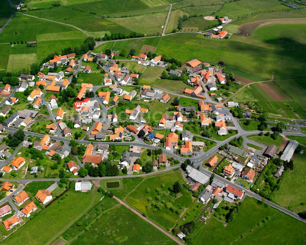 Bermuthshain aus der Vogelperspektive: Dorfkern am Feldrand in Bermuthshain im Bundesland Hessen, Deutschland