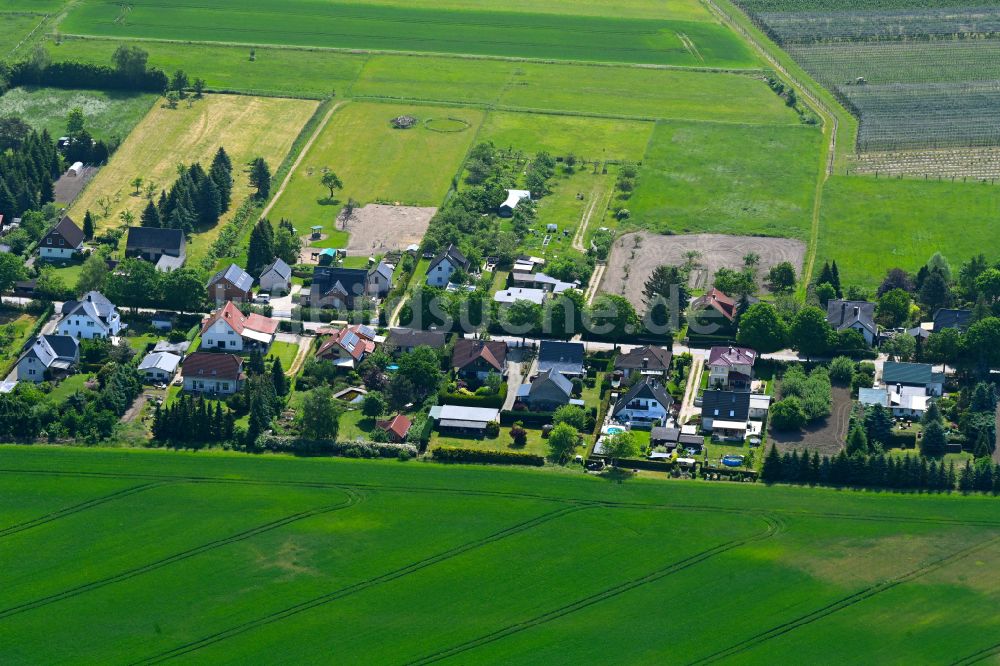 Luftbild Bernau bei Berlin - Dorfkern am Feldrand in Bernau im Bundesland Brandenburg, Deutschland