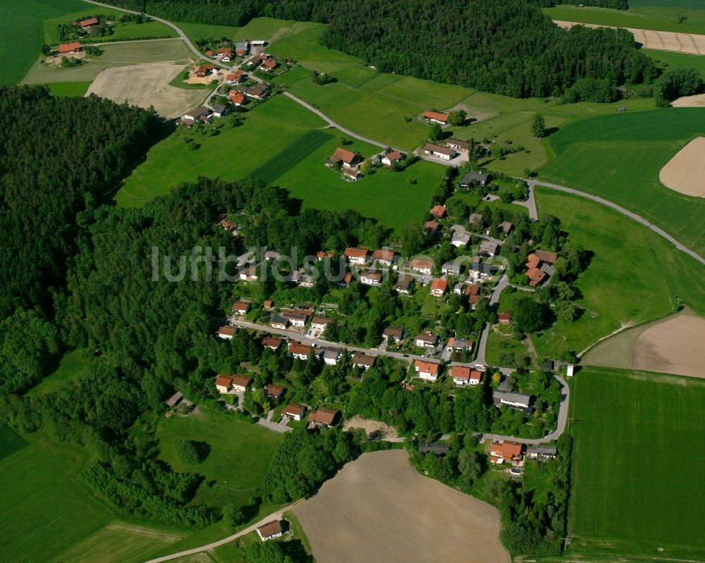 Berndlberg von oben - Dorfkern am Feldrand in Berndlberg im Bundesland Bayern, Deutschland