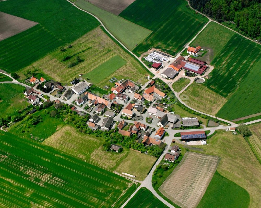 Berndorf von oben - Dorfkern am Feldrand in Berndorf im Bundesland Bayern, Deutschland