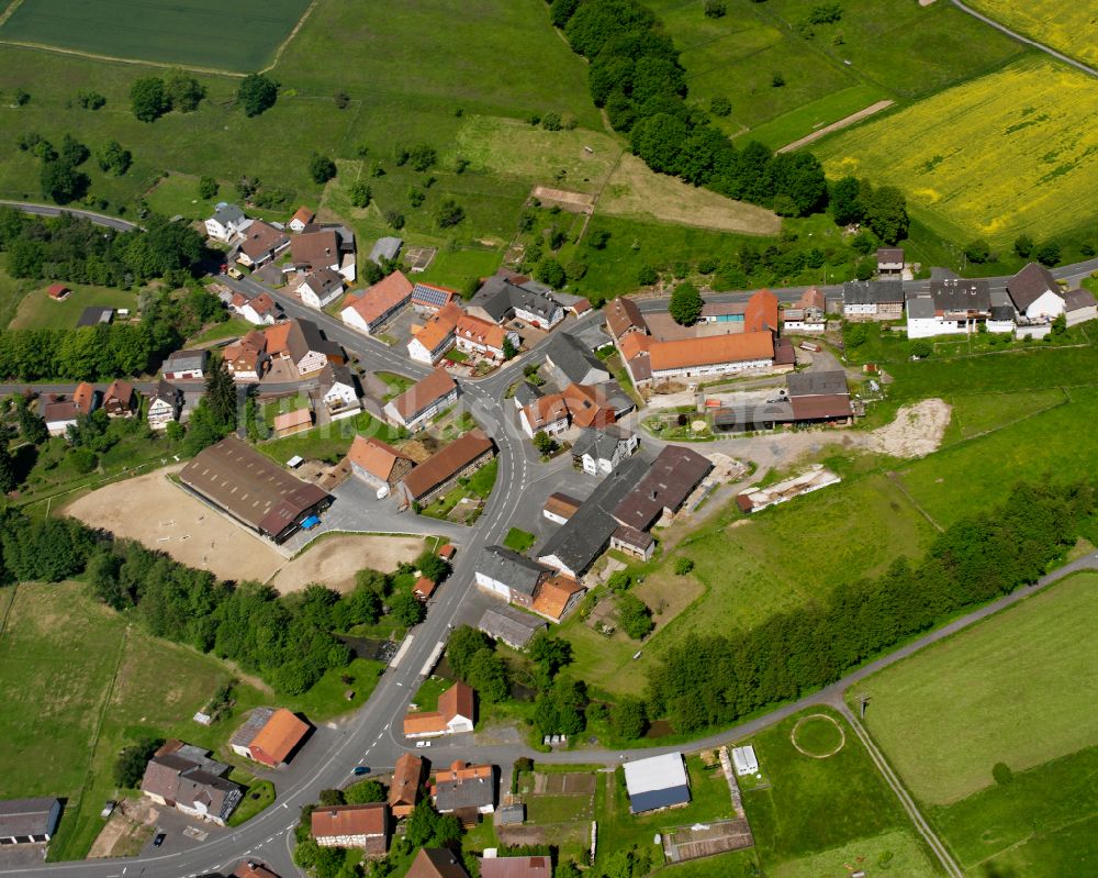 Bernsburg aus der Vogelperspektive: Dorfkern am Feldrand in Bernsburg im Bundesland Hessen, Deutschland