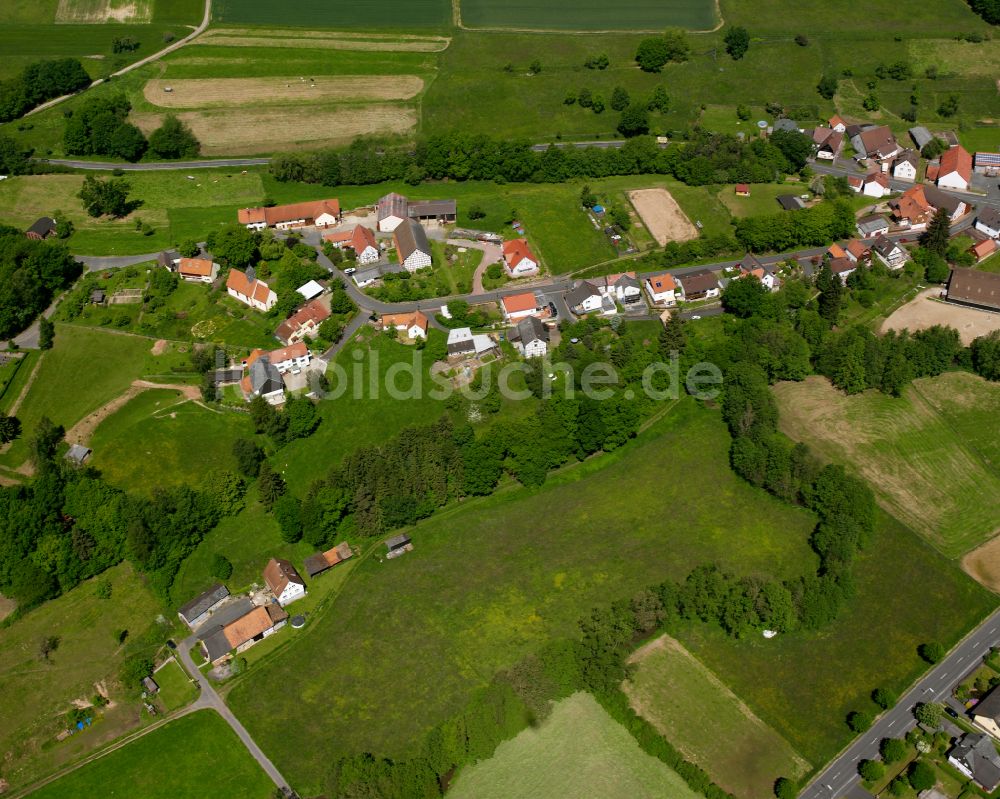 Luftbild Bernsburg - Dorfkern am Feldrand in Bernsburg im Bundesland Hessen, Deutschland