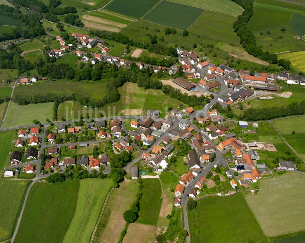 Luftaufnahme Bernsburg - Dorfkern am Feldrand in Bernsburg im Bundesland Hessen, Deutschland