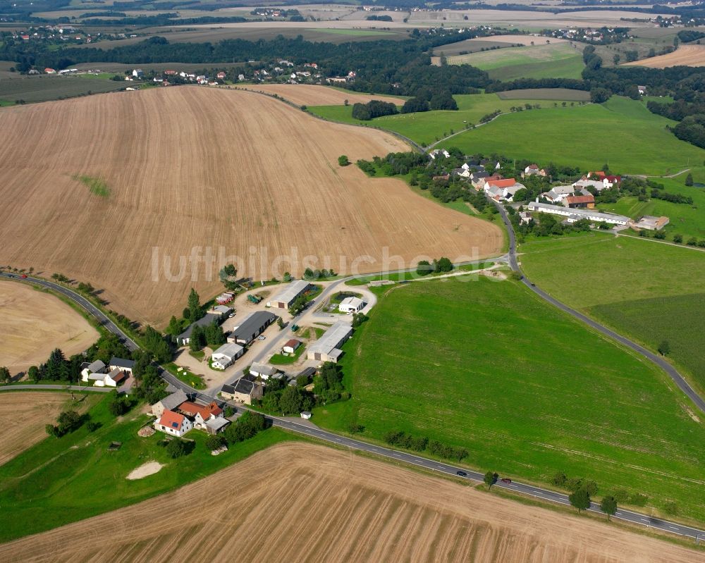 Bernsdorf von oben - Dorfkern am Feldrand in Bernsdorf im Bundesland Sachsen, Deutschland