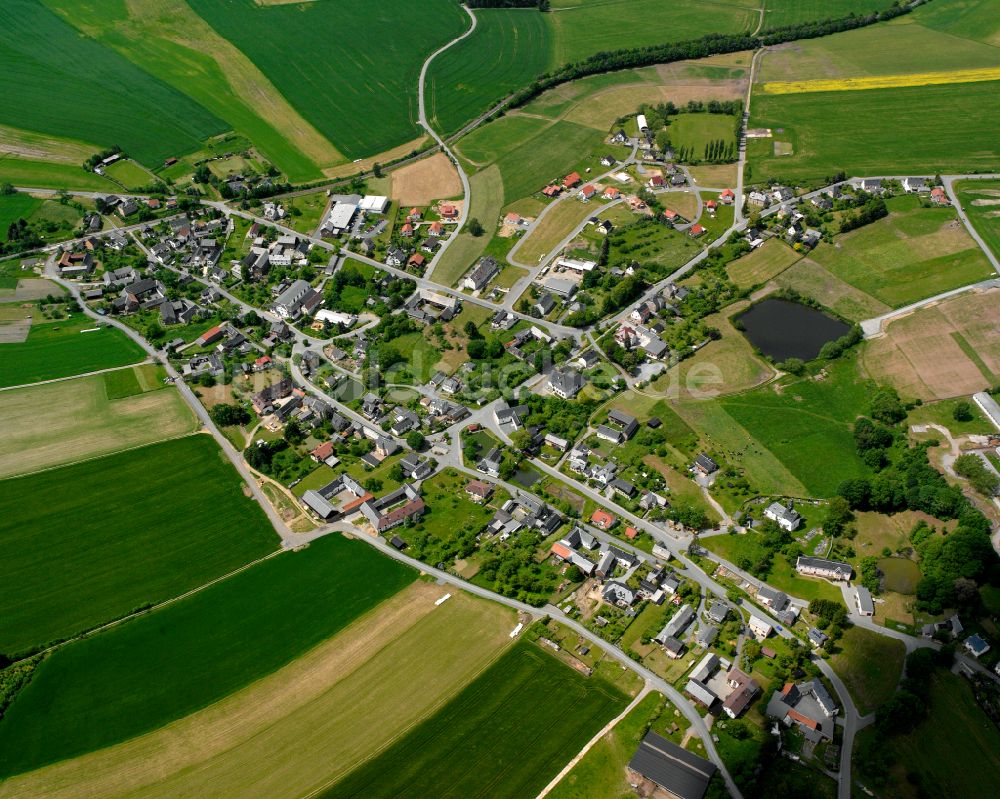 Luftbild Bernsgrün - Dorfkern am Feldrand in Bernsgrün im Bundesland Thüringen, Deutschland