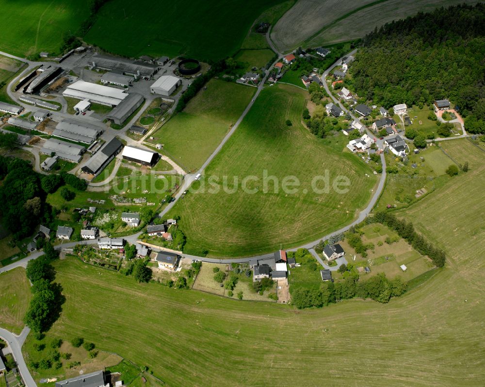 Luftaufnahme Bernsgrün - Dorfkern am Feldrand in Bernsgrün im Bundesland Thüringen, Deutschland