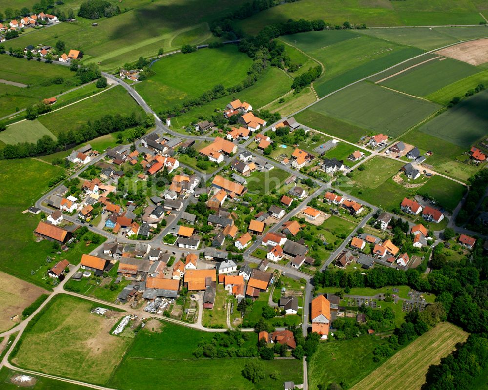 Bernshausen aus der Vogelperspektive: Dorfkern am Feldrand in Bernshausen im Bundesland Hessen, Deutschland