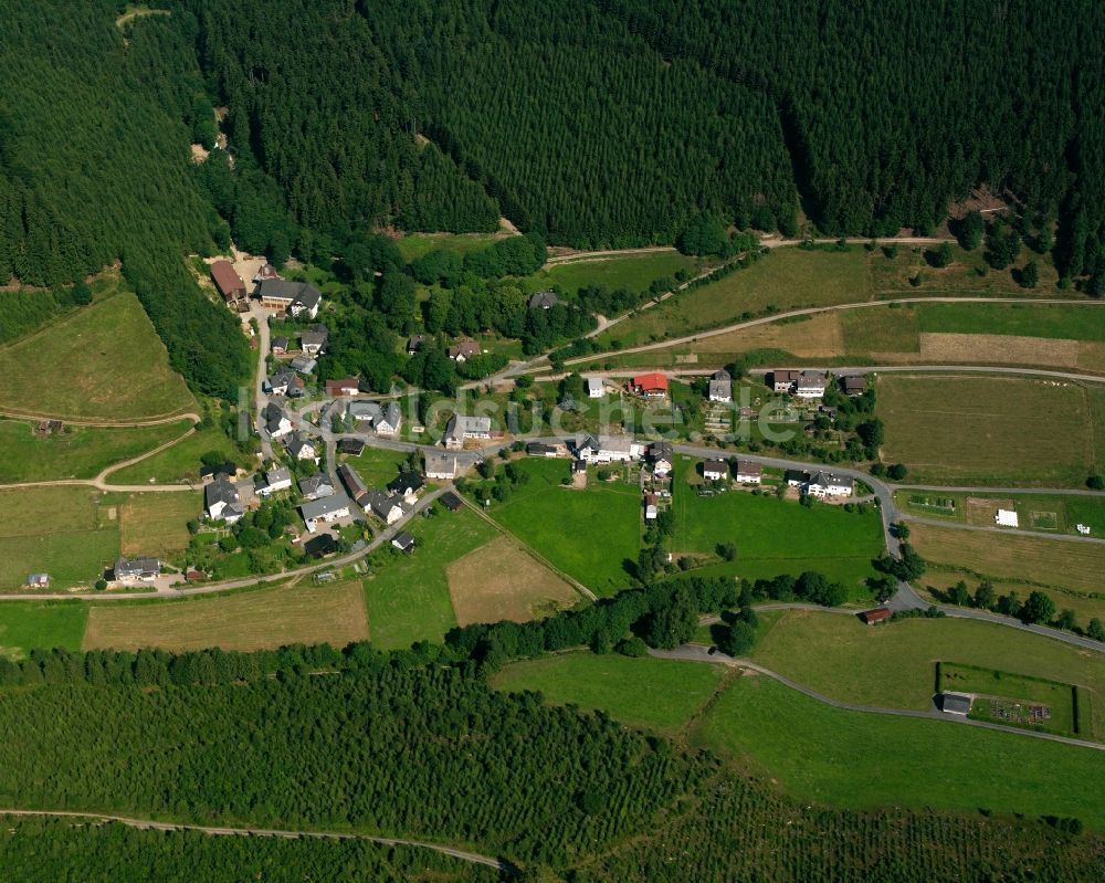 Bernshausen aus der Vogelperspektive: Dorfkern am Feldrand in Bernshausen im Bundesland Nordrhein-Westfalen, Deutschland