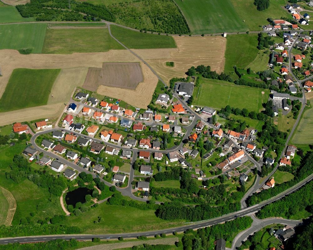 Luftaufnahme Berschweiler bei Baumholder - Dorfkern am Feldrand in Berschweiler bei Baumholder im Bundesland Rheinland-Pfalz, Deutschland