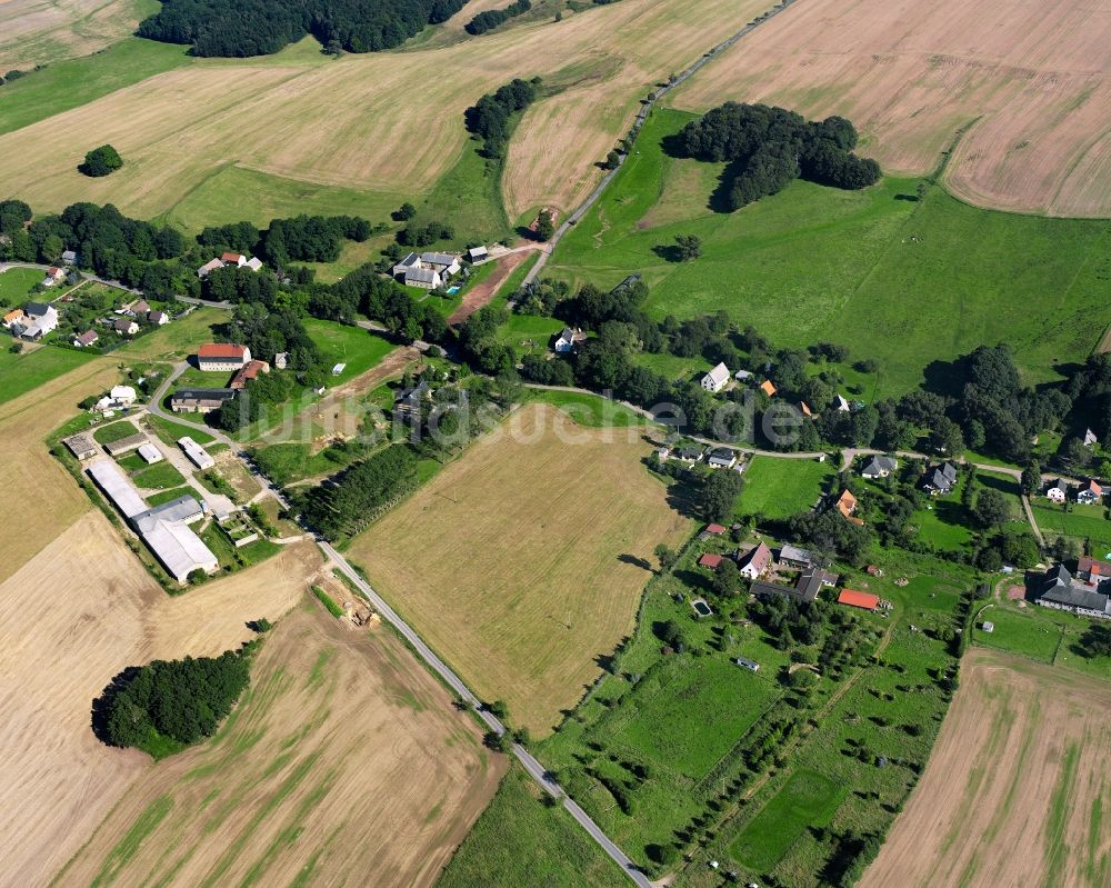 Berthelsdorf aus der Vogelperspektive: Dorfkern am Feldrand in Berthelsdorf im Bundesland Sachsen, Deutschland